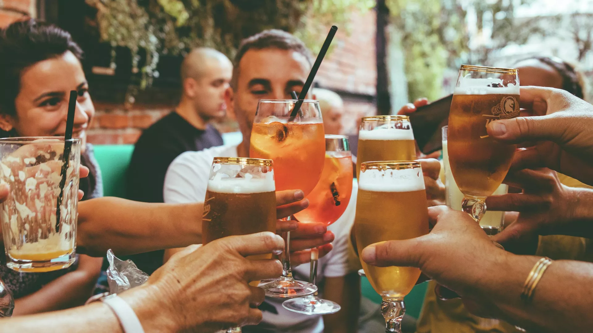 Unas personas haciendo un brindis