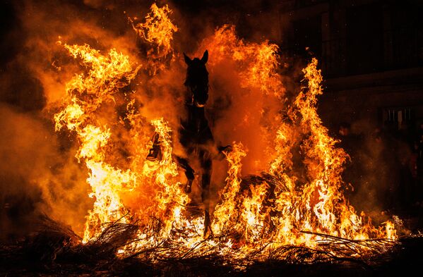 Un participante monta a caballo a través de una hoguera en el festival Las Luminarias en San Bartolomé de Pinares, España. - Sputnik Mundo