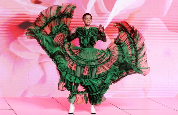 Una modelo durante la presentación de la colección Remembranzas y Colores del diseñador Carlos Pineda en Intermoda en Guadalajara, México. - Sputnik Mundo