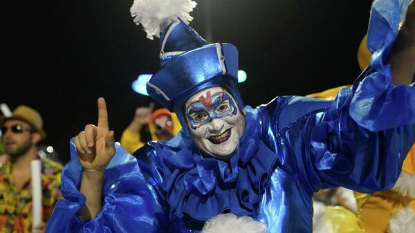 Integrante de uno de los conjuntos del carnaval de Montevideo durante el Desfile Inaugural del Carnaval de 2022 - Sputnik Mundo