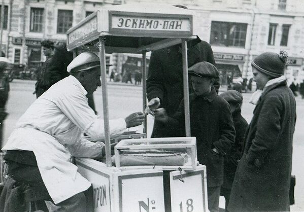 En la URSS socialista, el nuevo manjar se hizo tan popular como en Estados Unidos capitalista. El Eskimo se menciona en muchas obras de la literatura soviética de aquellos años.En la foto: la venta del helado Eskimo Pie en las calles de Moscú de los años 1930. En aquella época el nombre de la golosina todavía conservaba la segunda palabra, Pie. - Sputnik Mundo