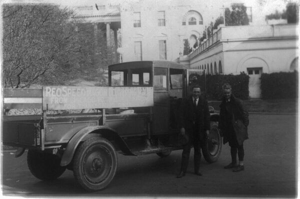 Los estadounidenses comieron 200 millones de paletas en 1927. Eskimo Pie recaudó 10 millones de dólares.En la foto: los helados Eskimo Pie dentro de un camión que viajó de Chicago a Washington para llevar la novedosa golosina al presidente Warren Harding, en cargo de 1921 a 1923. - Sputnik Mundo