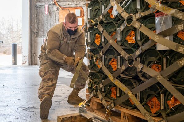 EEUU entregó a Ucrania dos primeros cargamentos de ayuda militar que incluyeron 170 toneladas de armas y munición. Antes de enviar el armamento, el Pentágono compartió las imágenes de los preparativos para el envío. Los medios ucranianos concluyeron que se trata, en particular, de los lanzagranadas SMAW-D y los misiles antitanques Javelin.En la foto: los preparativos para el envío del armamento en la base aérea Dover, en Delaware. EEUU entregó a Ucrania dos primeros cargamentos de ayuda militar que incluyeron 170 toneladas de armas y munición. Antes de enviar el armamento, el Pentágono compartió las imágenes de los preparativos para el envío. Los medios ucranianos concluyeron que se trata, en particular, de los lanzagranadas SMAW-D y los misiles antitanques Javelin.En la foto: los preparativos para el envío del armamento en la base aérea Dover, en Delaware. - Sputnik Mundo