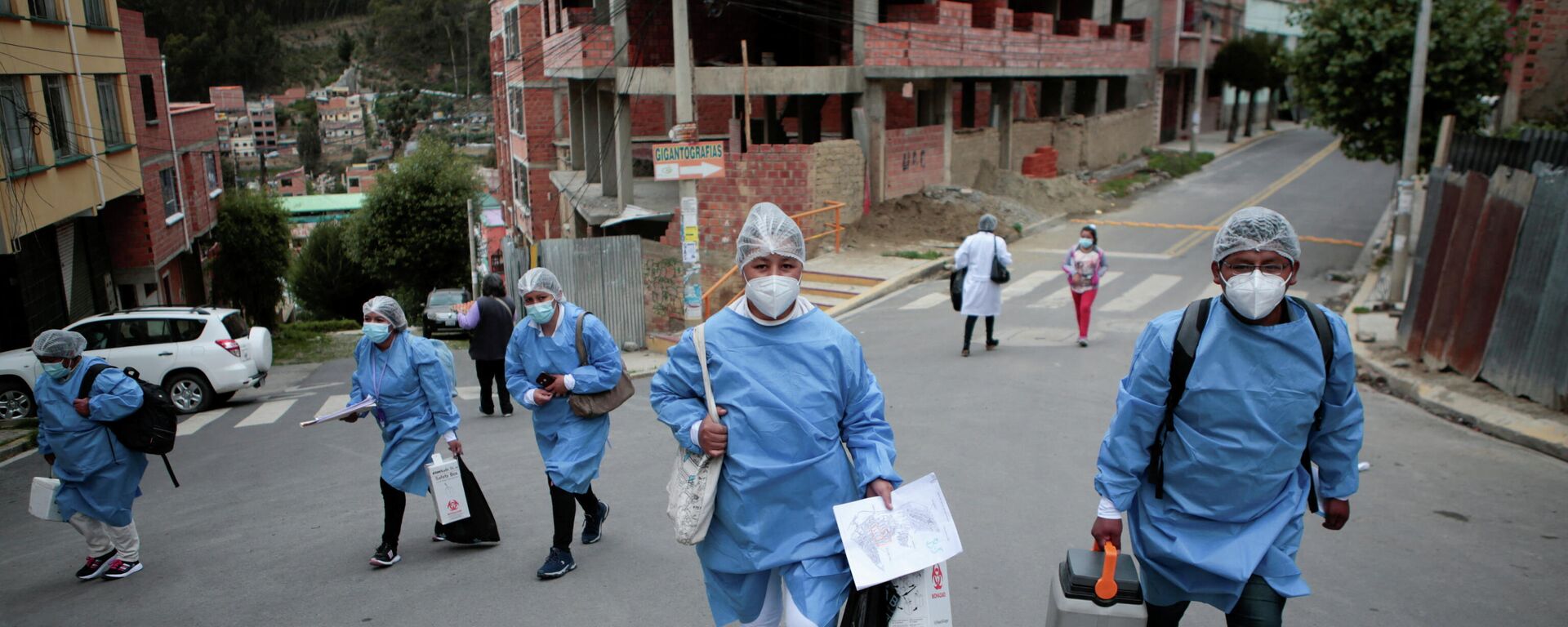 Médicos bolivianos durante una campaña puerta a puerta para vacunar a los residentes contra el COVID-19 - Sputnik Mundo, 1920, 24.01.2022