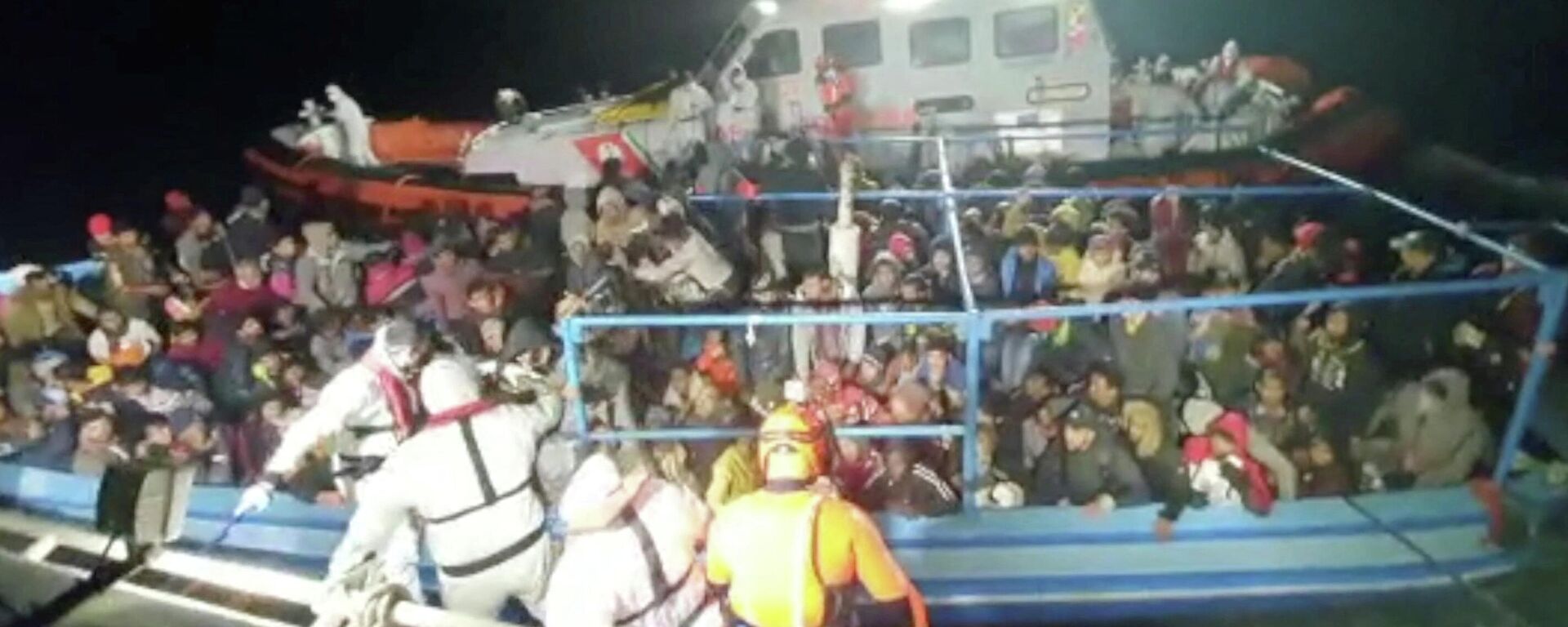 Una embarcación con 280 migrantes a bordo, entre ellos 7 fallecidos por el frío, llegó a la isla italiana de Lampedusa - Sputnik Mundo, 1920, 25.01.2022