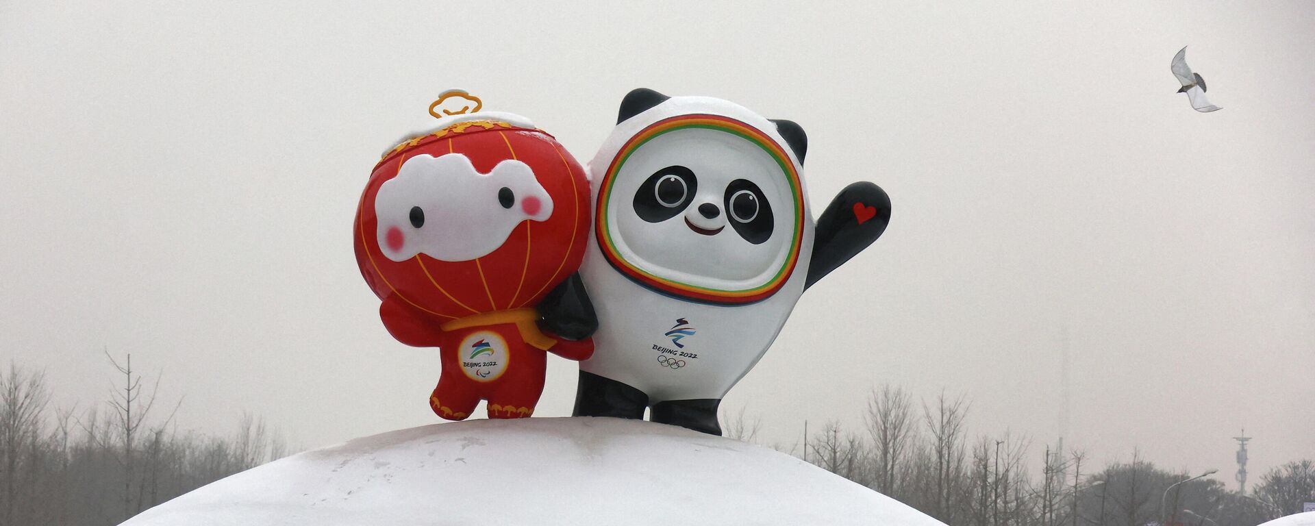 Una instalación con Bing Dwen Dwen y Shuey Rhon Rhon, las mascotas de los Juegos Olímpicos de Invierno de Pekín 2022, China, el 24 de enero de 2022 Una instalación con Bing Dwen Dwen y Shuey Rhon Rhon, las mascotas de los Juegos Olímpicos de Invierno de Pekín 2022, China, el 24 de enero de 2022 - Sputnik Mundo, 1920, 26.01.2022