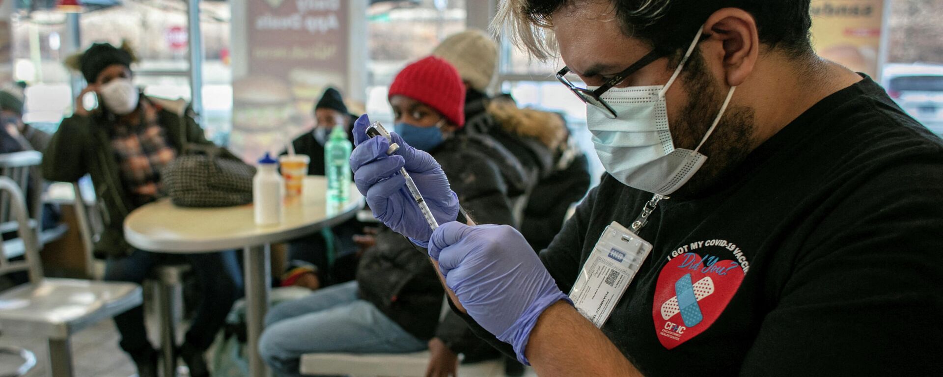 La gente se vacuna contra el COVID-19 y reciben dosis de refuerzo en Chicago - Sputnik Mundo, 1920, 26.01.2022