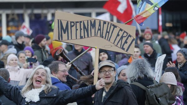 Protesta contra las medidas contra la enfermedad por coronavirus (COVID-19) en Zúrich - Sputnik Mundo