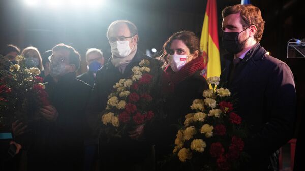 El alcalde de Madrid, José Luis Martínez-Almeida; el expresidente del Senado Pío García-Escudero; la presidenta de la Comunidad de Madrid, Isabel Díaz Ayuso, y el presidente del Partido Popular, Pablo Casado, en la ofrenda floral por el XXVII aniversario del asesinato por ETA de Gregorio Ordoñez, en los Jardines de Gregorio Ordóñez, a 24 de enero de 2022, en Madrid, España. - Sputnik Mundo