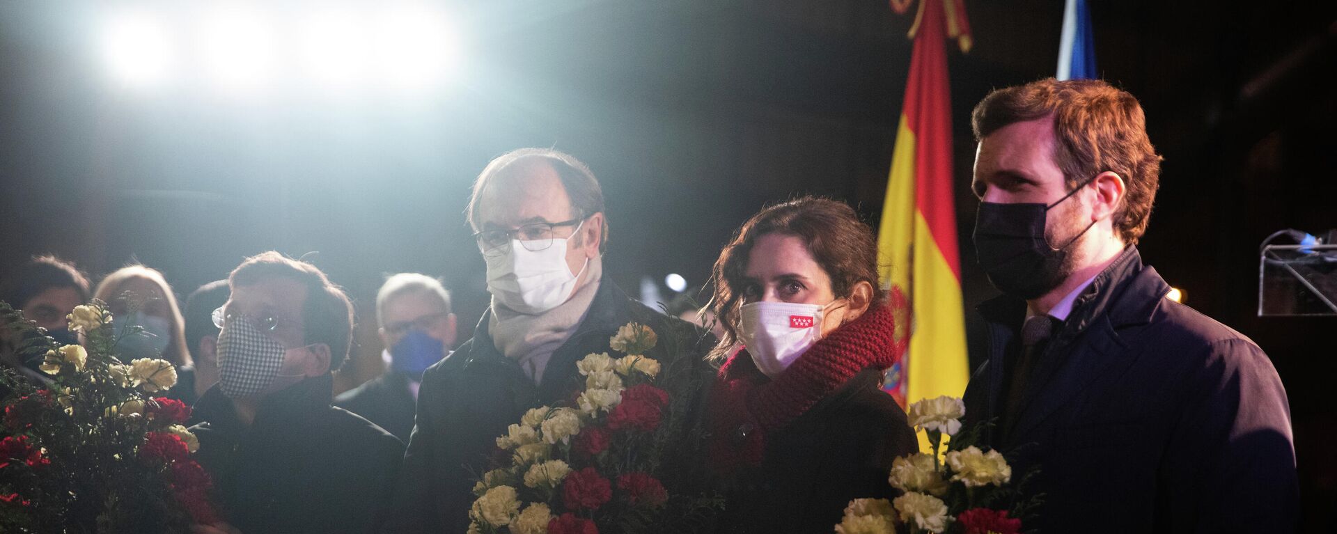 El alcalde de Madrid, José Luis Martínez-Almeida; el expresidente del Senado Pío García-Escudero; la presidenta de la Comunidad de Madrid, Isabel Díaz Ayuso, y el presidente del Partido Popular, Pablo Casado, en la ofrenda floral por el XXVII aniversario del asesinato por ETA de Gregorio Ordoñez, en los Jardines de Gregorio Ordóñez, a 24 de enero de 2022, en Madrid, España. - Sputnik Mundo, 1920, 26.01.2022