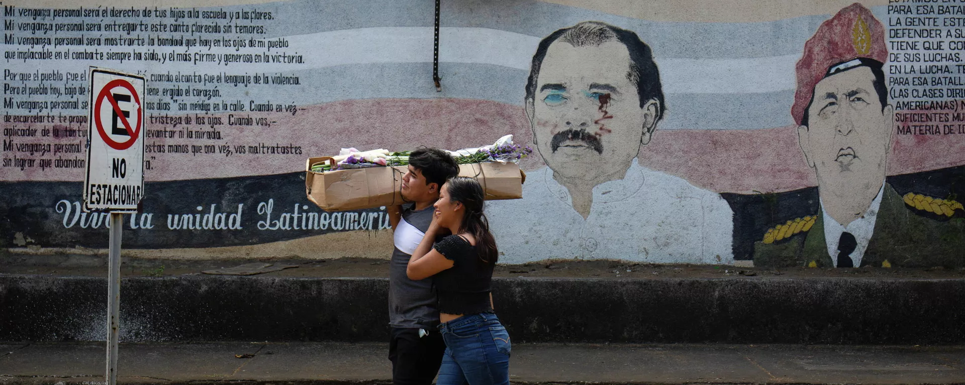 Personas caminando frente a un mural en Managua, Nicaragua Personas caminando frente a un mural en Managua, Nicaragua - Sputnik Mundo, 1920, 26.01.2022