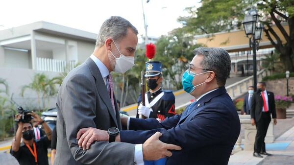 El presidente de Honduras, Juan Orlando Hernández, junto al rey de España, Felipe VI - Sputnik Mundo