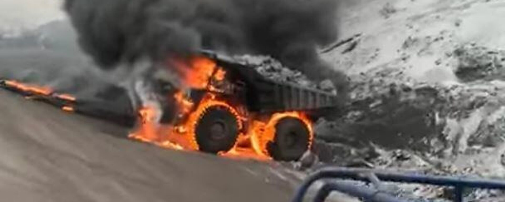 Un camión minero Belaz envuelto en llamas - Sputnik Mundo, 1920, 27.01.2022