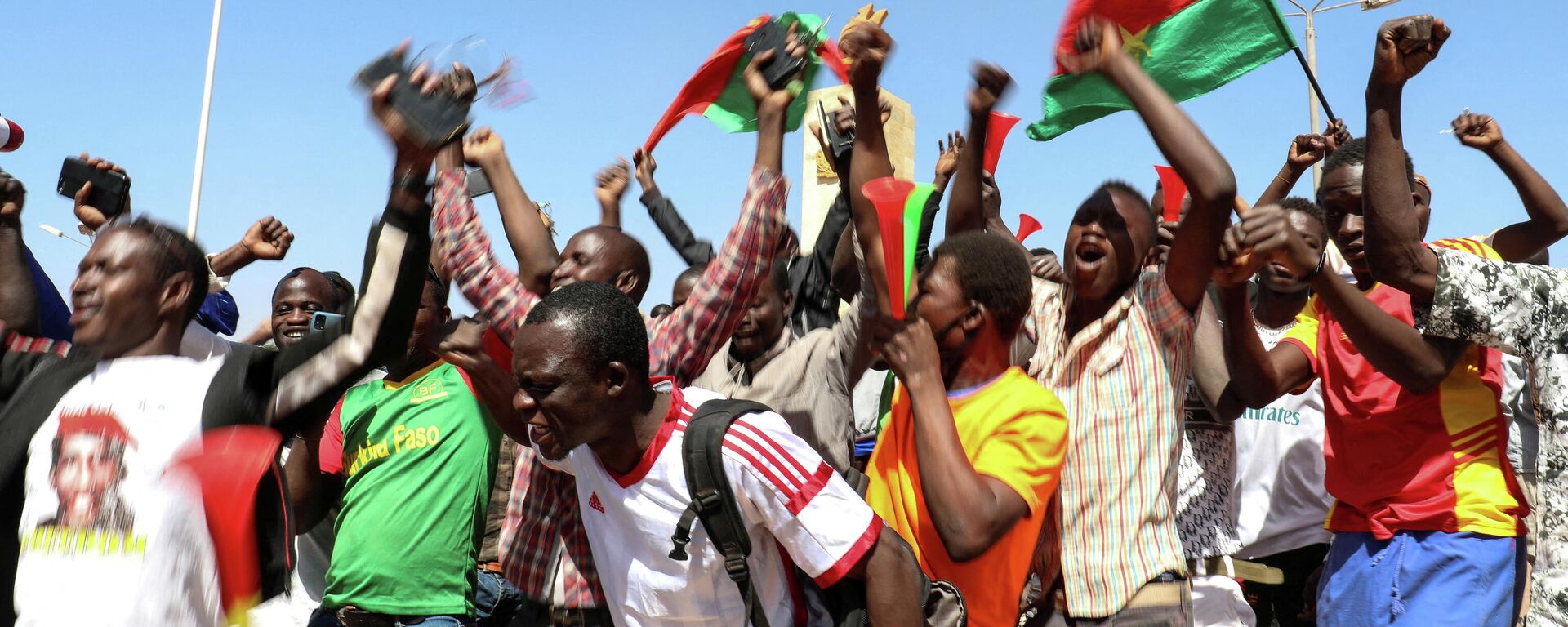 La gente muestra su apoyo a los militares tras la destitución del presidente Kabore en Uagadugú La gente muestra su apoyo a los militares tras la destitución del presidente Kabore en Uagadugú - Sputnik Mundo, 1920, 27.01.2022