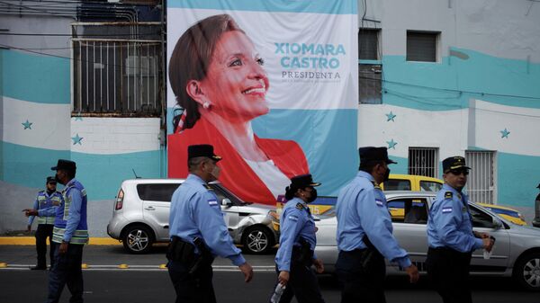 Policías aseguran un área durante los festejos por la asunción de Xiomara Castro en Honduras - Sputnik Mundo