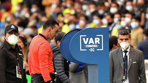 El sistema del VAR durante el partido entre Brasil y Ecuador - Sputnik Mundo