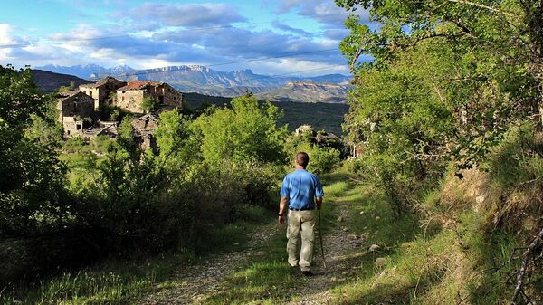 Faustino Calderón, autor del blog 'Los pueblos deshabitados' durante una de sus visitas - Sputnik Mundo