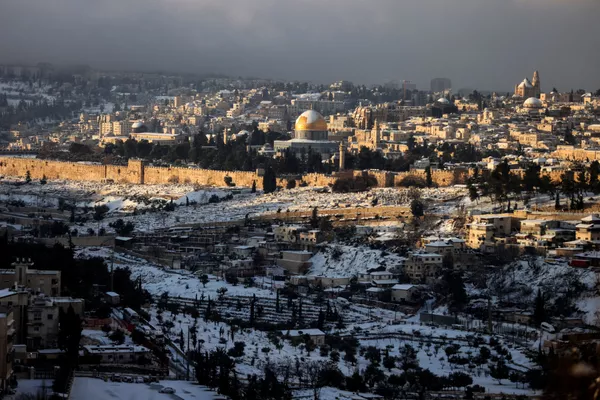 La nevada fue casi un récord, ya que las nevadas en Jerusalén son poco frecuentes y suele formarse un manto superior a los 10 cm una vez cada varios años y solo durante unas horas. La nevada fue casi un récord, ya que las nevadas en Jerusalén son poco frecuentes y suele formarse un manto superior a los 10 cm una vez cada varios años y solo durante unas horas. - Sputnik Mundo