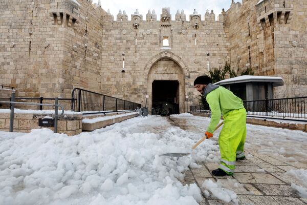 Aunque visualmente parece un fenómeno hermoso, la nevada trajo consigo también muchos problemas. En las carreteras heladas, los automovilistas no podían conducir como habitualmente lo hacen. La principal autopista del país que va de Tel Aviv a Jerusalén quedó tan cubierta por la nieve en la noche que solo pudo ser abierta hasta el mediodía del 27 de enero.En la foto: un hombre retira la nieve frente a la Puerta de Damasco en Jerusalén. - Sputnik Mundo