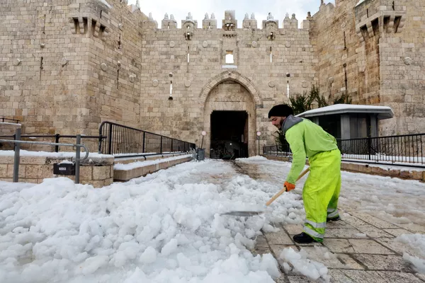 Aunque visualmente parece un fenómeno hermoso, la nevada trajo consigo también muchos problemas. En las carreteras heladas, los automovilistas no podían conducir como habitualmente lo hacen. La principal autopista del país que va de Tel Aviv a Jerusalén quedó tan cubierta por la nieve en la noche que solo pudo ser abierta hasta el mediodía del 27 de enero.En la foto: un hombre retira la nieve frente a la Puerta de Damasco en Jerusalén. Aunque visualmente parece un fenómeno hermoso, la nevada trajo consigo también muchos problemas. En las carreteras heladas, los automovilistas no podían conducir como habitualmente lo hacen. La principal autopista del país que va de Tel Aviv a Jerusalén quedó tan cubierta por la nieve en la noche que solo pudo ser abierta hasta el mediodía del 27 de enero.En la foto: un hombre retira la nieve frente a la Puerta de Damasco en Jerusalén. - Sputnik Mundo