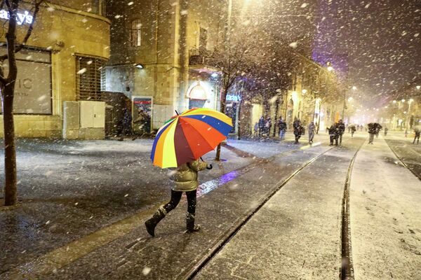 Solo en las calles principales de la ciudad pudieron despejar los carriles centrales, el resto estaba cubierto de nieve y con varios coches atascados. - Sputnik Mundo