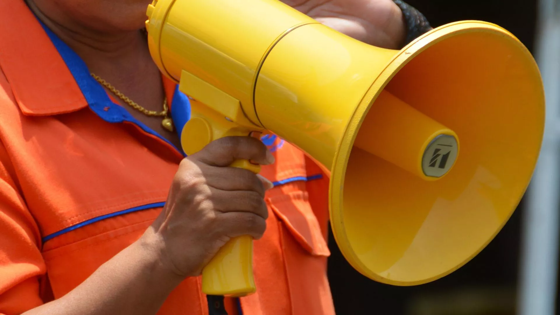 Un manifestante con megáfono. Imagen referencial