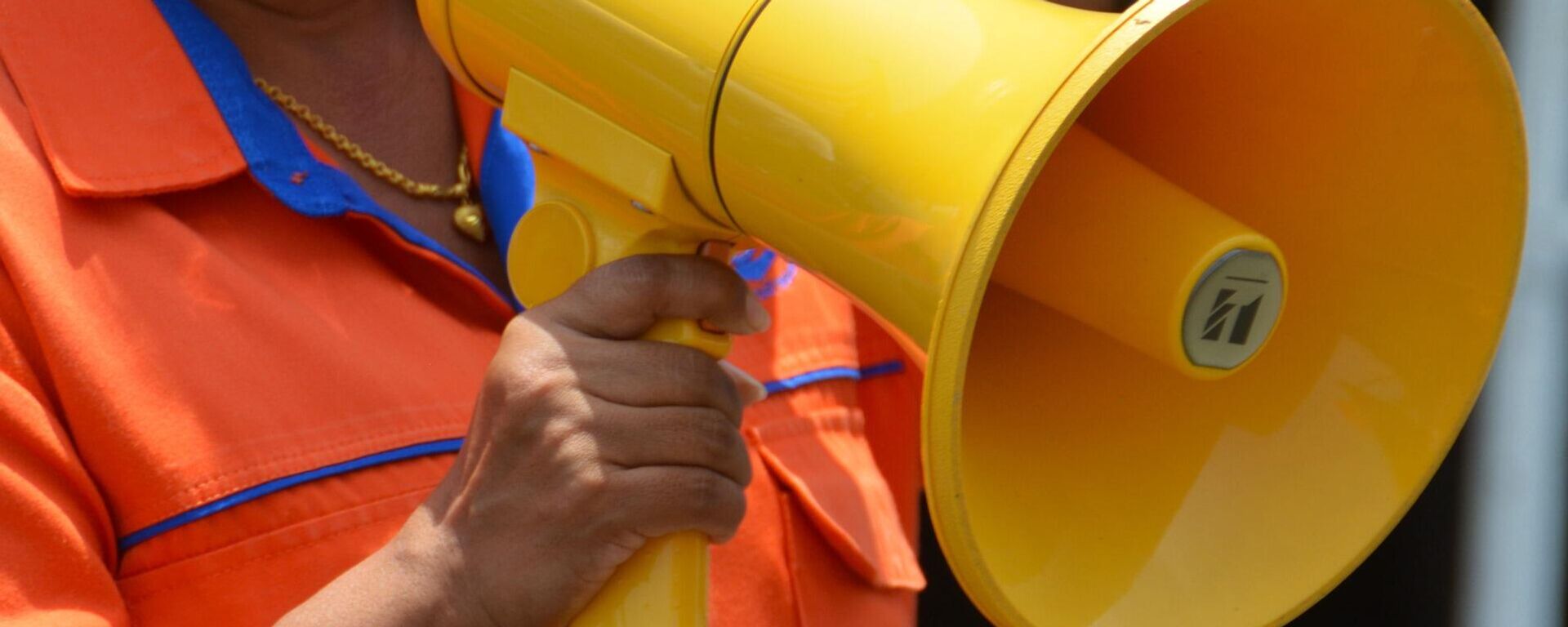 Un manifestante con megáfono. Imagen referencial - Sputnik Mundo, 1920, 28.01.2022