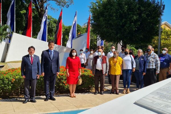 El embajador de Cuba en Nicaragua, Jorge Mayo, acompaña al canciller Denis Moncada y al jefe del grupo parlamentario del FSLN en la Asamblea Nacional, Edwin Castro, a depositar una ofrenda al monumento a los Héroes en el aniversario 169 del natalacio de José Martí, en la Plaza de la Revolución de Managua - Sputnik Mundo