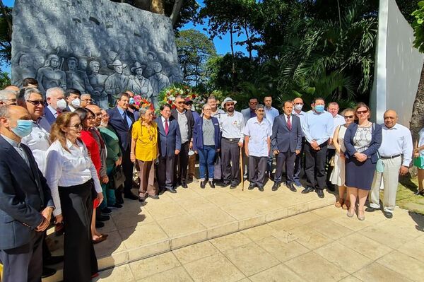 El embajador de Cuba en Nicaragua, Jorge Mayo, acompaña al canciller Denis Moncada y al jefe del grupo parlamentario del FSLN en la Asamblea Nacional, Edwin Castro, a depositar una ofrenda al monumento a los Héroes en el aniversario 169 del natalacio de José Martí, en la Plaza de la Revolución de Managua - Sputnik Mundo