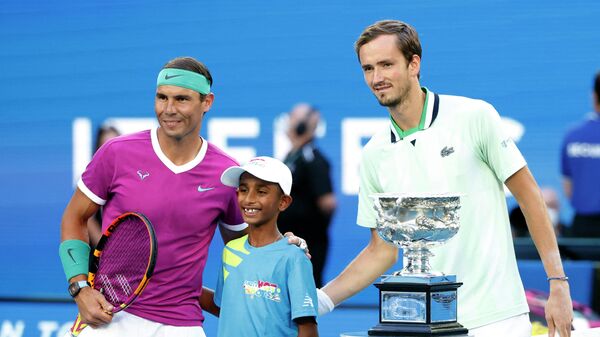 El español Rafael Nadal y el ruso Daniil Medvédev antes del inicio de la final del Abierto de Australia - Sputnik Mundo