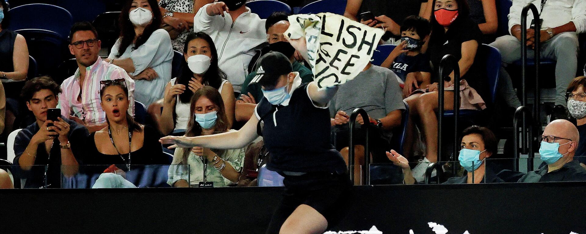 Una mujer salta de las graderías e ingresa a la cancha durante el partido entre Daniil Medvédev y Rafael Nadal - Sputnik Mundo, 1920, 30.01.2022