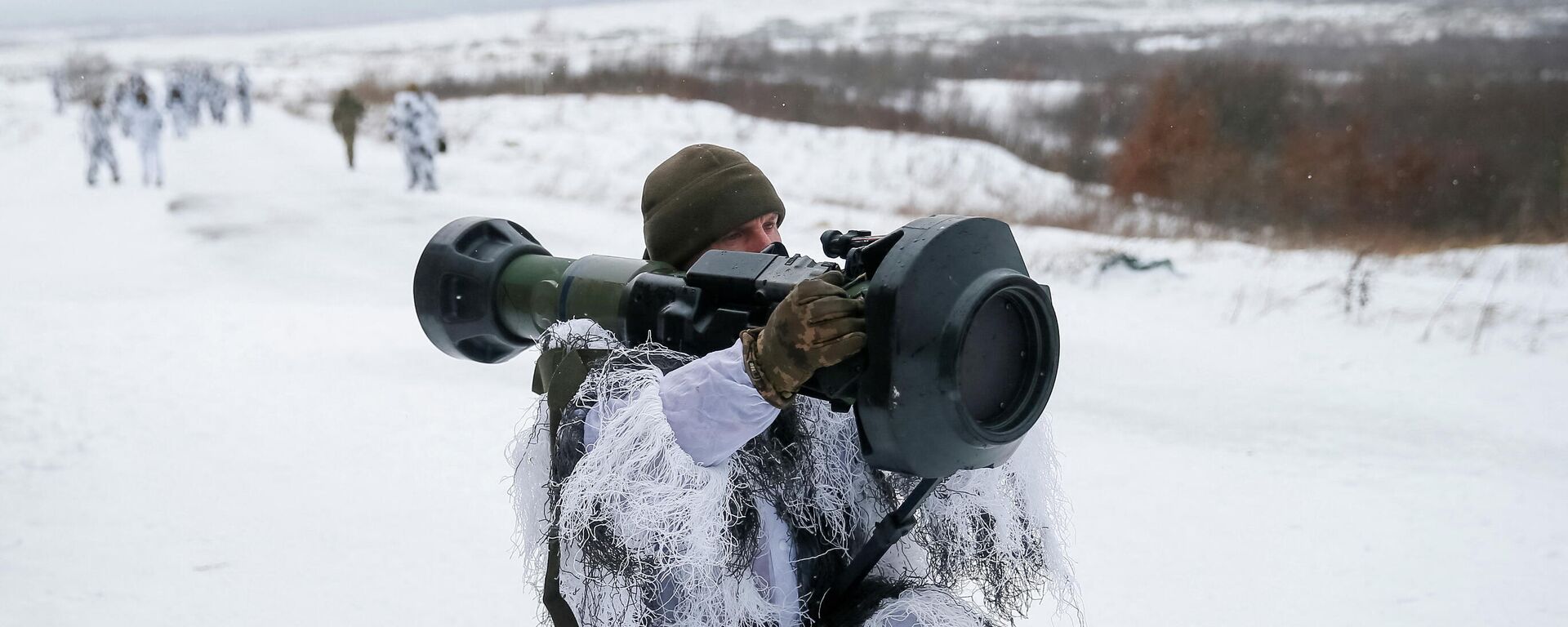 Un militar ucraniano con un misil antitaque británico NLAW - Sputnik Mundo, 1920, 22.02.2022