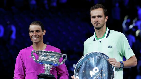 Rafael Nadal y Daniil Medvédev después de su partido de la final del Abierto de Australia - Sputnik Mundo