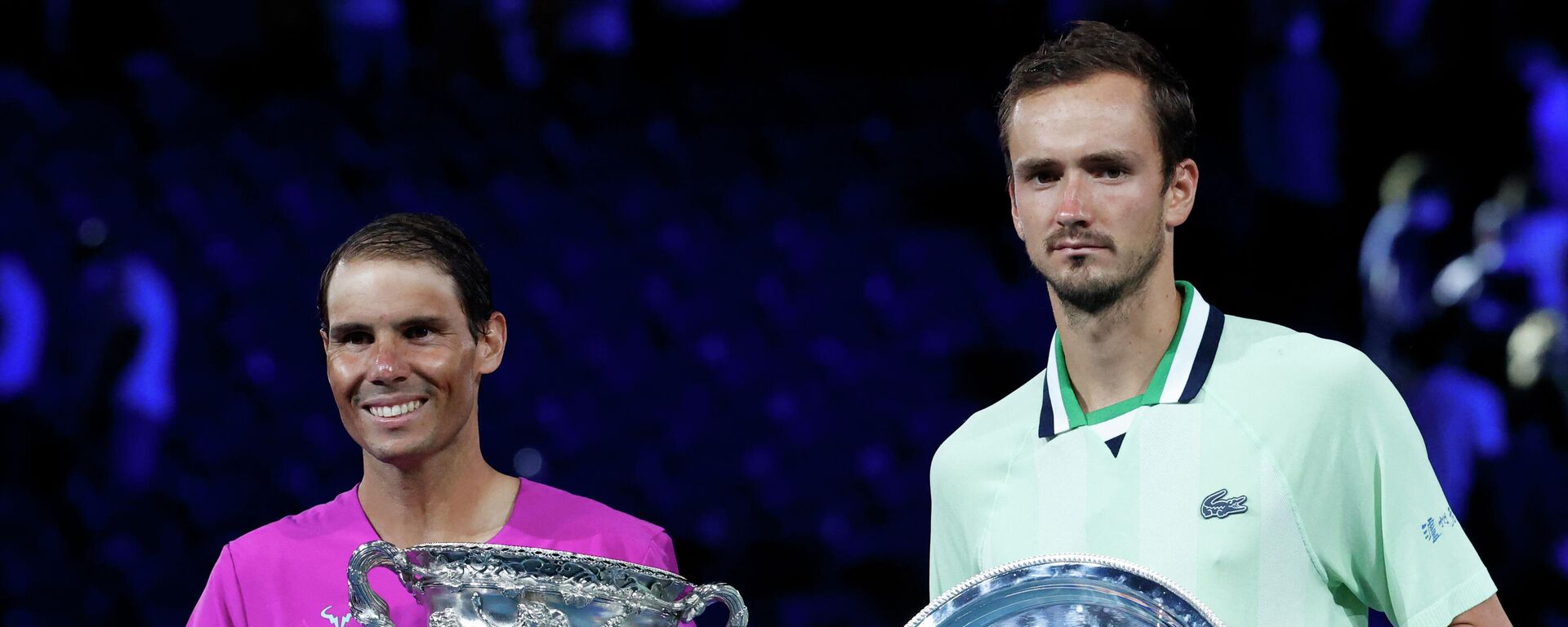 Rafael Nadal y Daniil Medvédev después de su partido de la final del Abierto de Australia - Sputnik Mundo, 1920, 30.01.2022