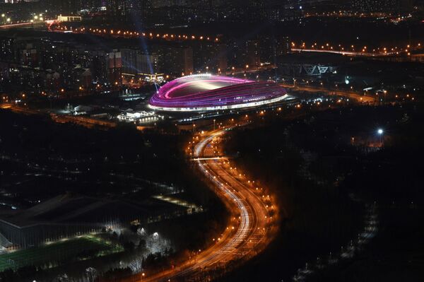 La ceremonia de apertura, asícomo las competencias deportivas podrán ver &quot;en vivo&quot; solo un pequeño número de residentes de China continental, incluidos los voluntarios del evento. Debido a la pandemia de COVID-19, los aficionados extranjeros no podrán asistir a esta edición de los Juegos Olímpicos.En la imagen: el estadio nacional de patinaje en Pekín, también conocido como Cinta de Hielo. - Sputnik Mundo