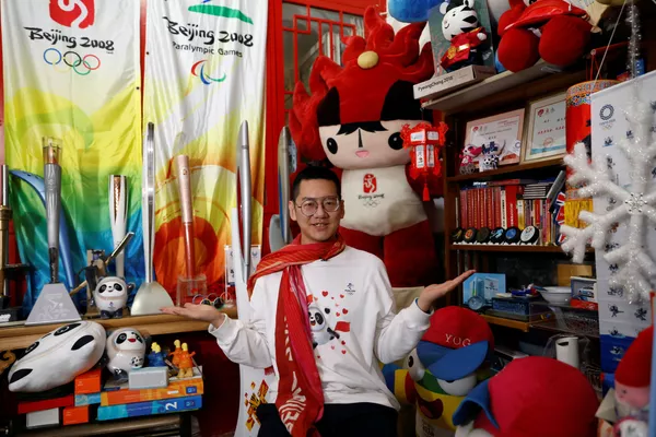 La mayoría de los locales también verán los Juegos Olímpicos solo por televisión. No hay entradas a la venta por las restricciones sanitarias impuestas a raíz de la pandemia.En la foto: el aficionado olímpico Zhang Wenquan de Pekín, con una colección de recuerdos olímpicos en su casa. - Sputnik Mundo