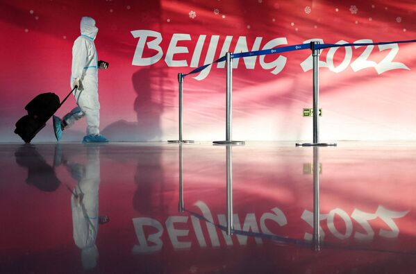 Las tres villas olímpicas para los atletas funcionarán como una burbuja de aislamiento. Todas las mañanas comenzarán con las pruebas de PCR, sin las cuales no se les permitiráa los atletas y otros participantes del evento ingresar a ninguna instalación deportiva. La salida y la entrada de las villas olímpicas es limitada y controlada.En la foto: el aeropuerto de Pekín en vísperas del inicio de los Juegos Olímpicos. - Sputnik Mundo