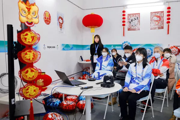Los atletas también serán llevados a los lugares de entrenamiento y competencias en autobuses especiales con horarios predeterminados, excluyendo contactos innecesarios entre representantes de diferentes países.Foto: voluntarios durante una videoconferencia en el centro de prensa de los JJOO. - Sputnik Mundo