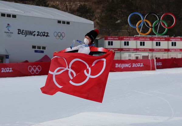 Para que tal aislamiento en la &#x27;burbuja&#x27; olímpica no tenga un efecto depresivo en los atletas, los organizadores se aseguraron de que dentro de la villa olímpica haya todo lo necesario para una vida cómoda, desde gimnasios hasta salones de belleza.En la foto: un miembro del personal de mantenimiento posa para una foto en el centro nacional de esquíen Yanqing días antes del inicio de los JJOO. - Sputnik Mundo