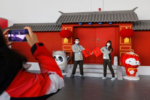 Los patinadores artísticos, biatletas y esquiadores rusos ya han llegado a Pekín.En la foto: voluntarios en el centro de prensa en vísperas del inicio de los JJOO. - Sputnik Mundo