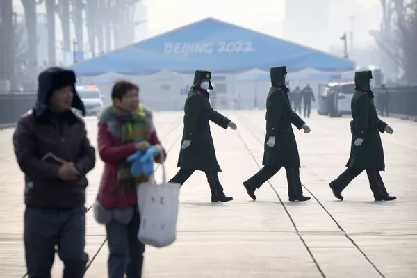 Participarán del evento más de 91 países. Haitíy Arabia Saudíparticiparán por primera vez en los Juegos Olímpicos de Invierno.En la foto: policías en una de las calles de Pekín en vísperas del inicio de los Juegos Olímpicos. - Sputnik Mundo