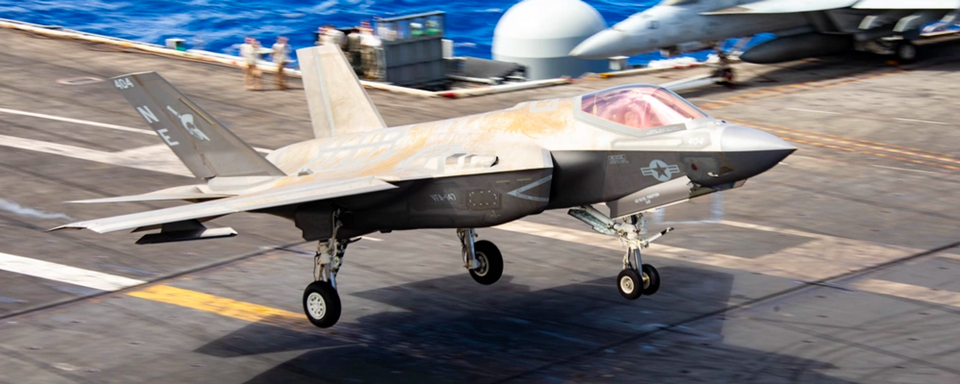 Un F35-C aterriza en la cubierta del portaviones USS Carl Vinson - Sputnik Mundo, 1920, 31.01.2022