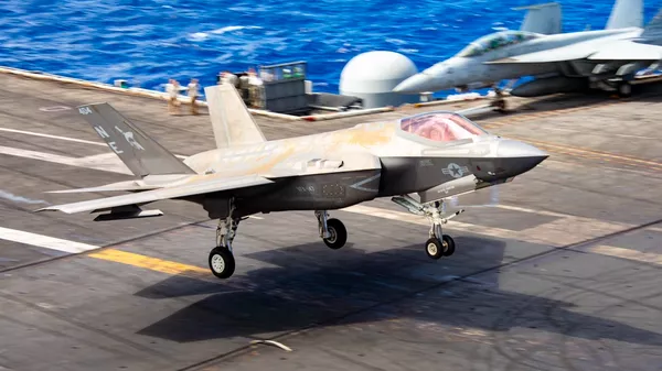 Un F35-C aterriza en la cubierta del portaviones USS Carl Vinson - Sputnik Mundo