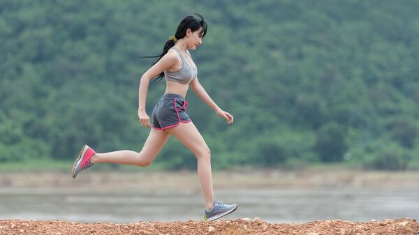 Imagen referencial de una mujer haciendo deporte - Sputnik Mundo