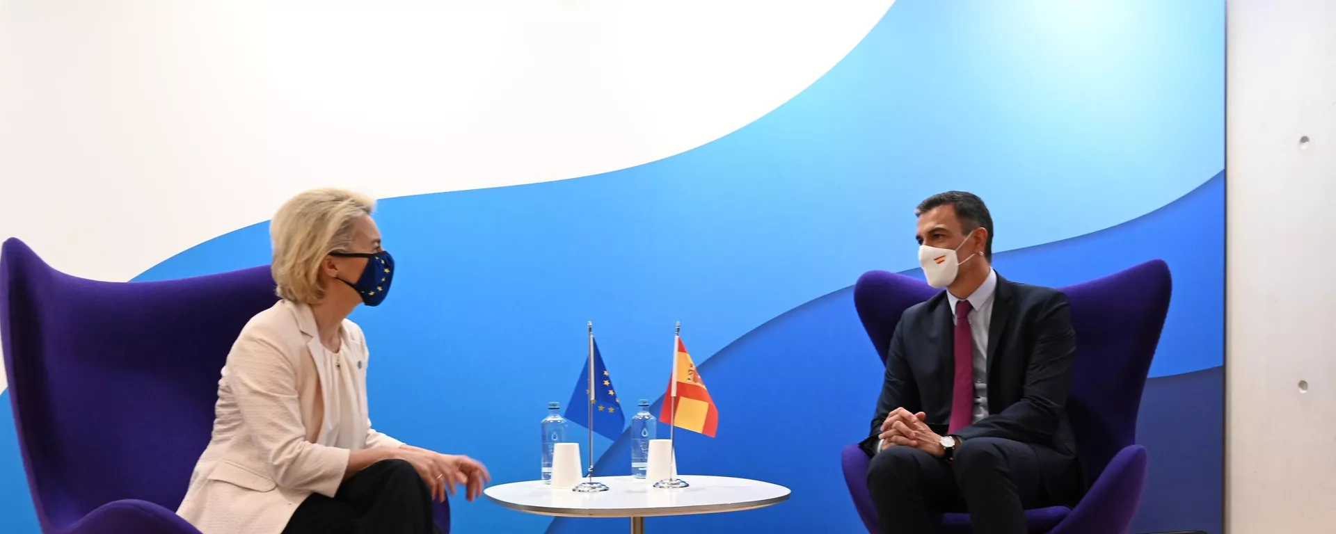 La presidenta de la Comisión Europea, Ursula Von der Leyen, y el presidente del Gobierno español, Pedro Sánchez La presidenta de la Comisión Europea, Ursula Von der Leyen, y el presidente del Gobierno español, Pedro Sánchez - Sputnik Mundo, 1920, 31.01.2022