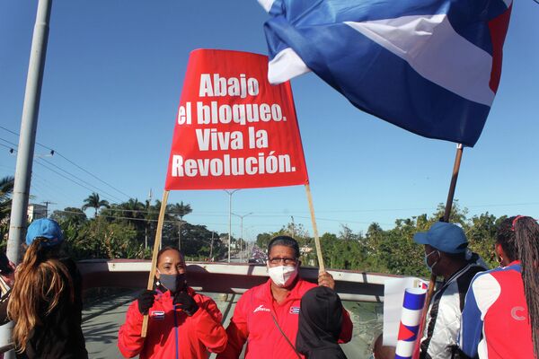 Manifestantes contra el bloqueo a Cuba en ciudad de Santa Clara Manifestantes contra el bloqueo a Cuba en ciudad de Santa Clara - Sputnik Mundo