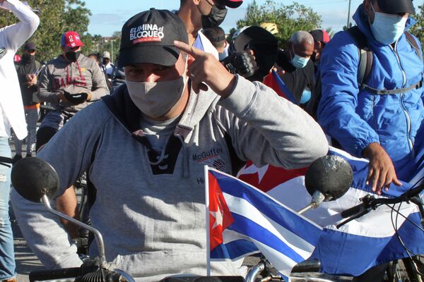 Manifestantes contra el bloqueo a Cuba en ciudad de Santa Clara Manifestantes contra el bloqueo a Cuba en ciudad de Santa Clara - Sputnik Mundo