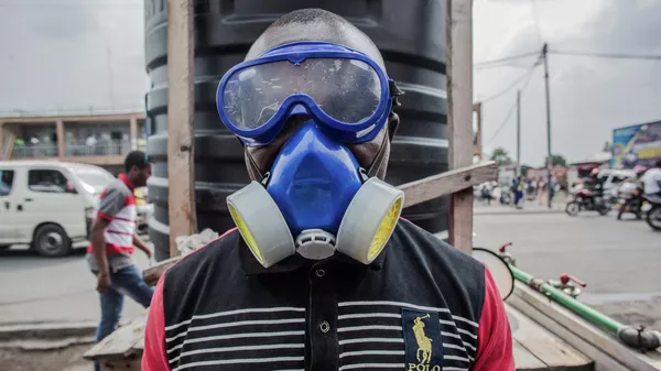 Un hombre en mascarilla especial (archivo) - Sputnik Mundo