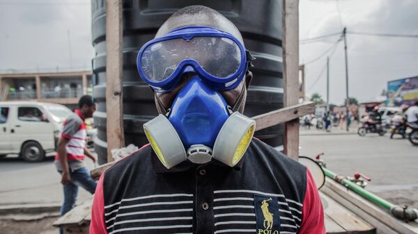 Un hombre en mascarilla especial (archivo) - Sputnik Mundo