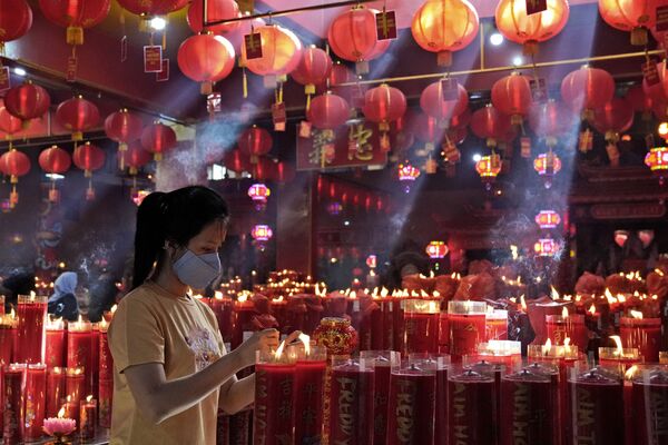 Velas encendidas en el antiguo templo Hok Lay Kiong de Bekasi, Indonesia. - Sputnik Mundo